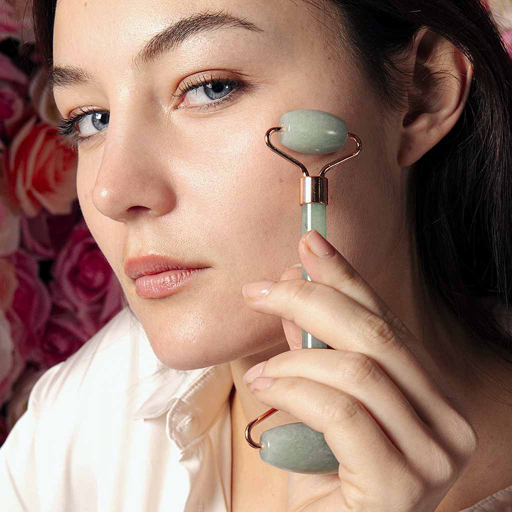 Face Roll and Gua Sha in Avventurina