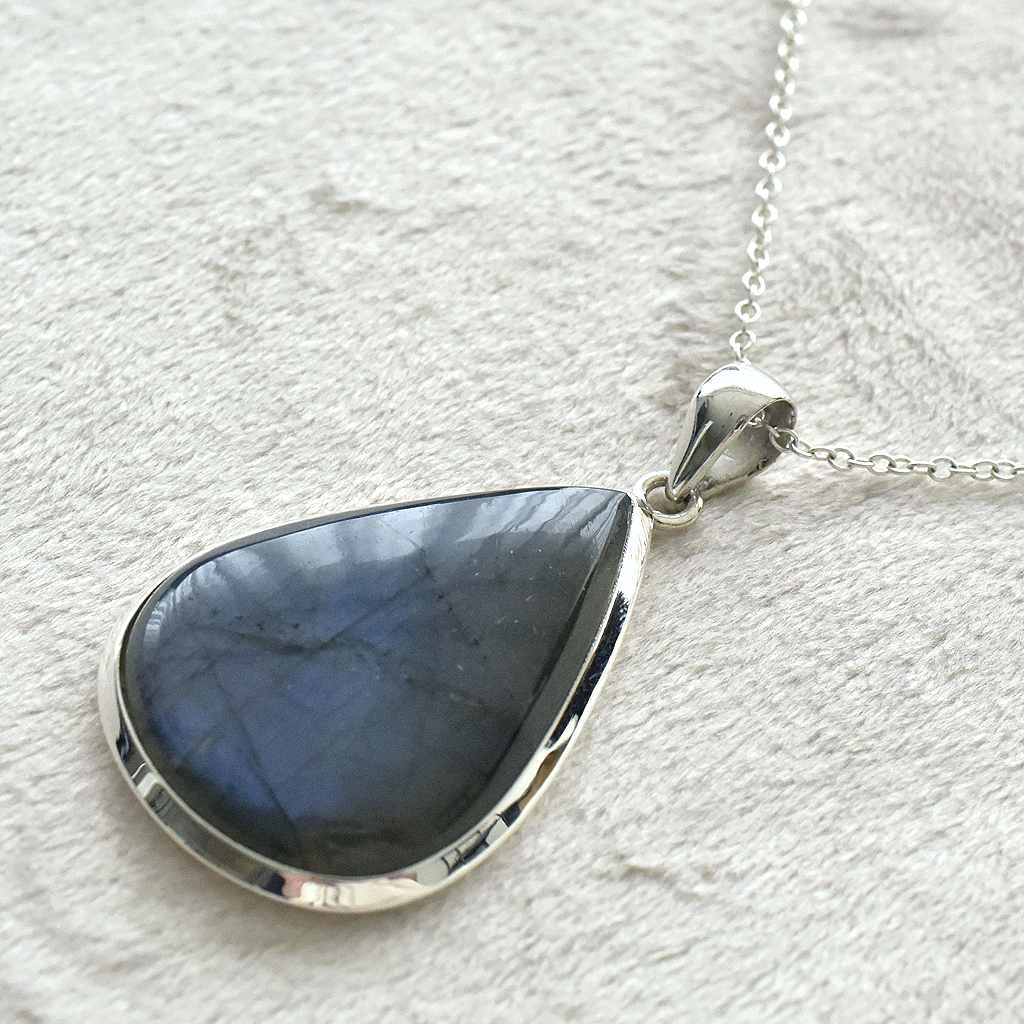Lux Labradorite Pendant